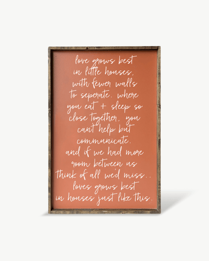 Holzschild „Love Grows Best in Little Houses“ – Wandkunst mit Familienzitat