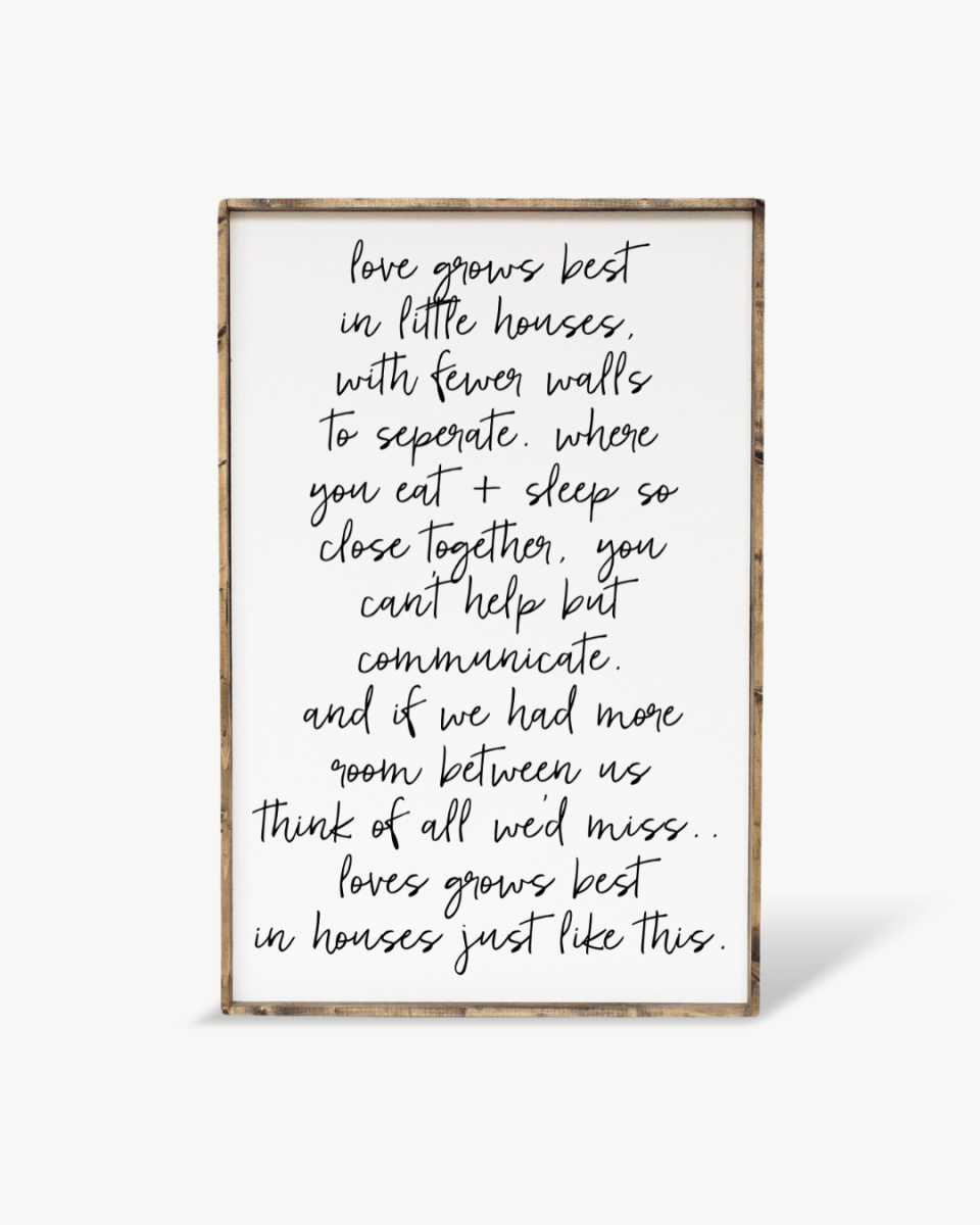 Holzschild „Love Grows Best in Little Houses“ – Wandkunst mit Familienzitat