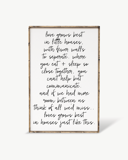 Holzschild „Love Grows Best in Little Houses“ – Wandkunst mit Familienzitat