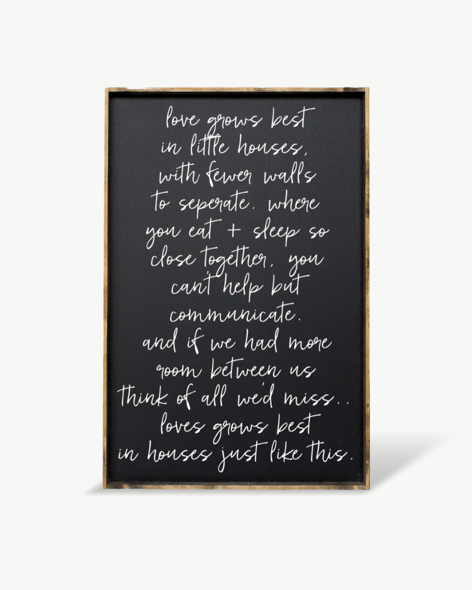 Holzschild „Love Grows Best in Little Houses“ – Wandkunst mit Familienzitat
