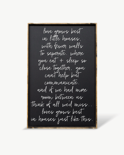 Holzschild „Love Grows Best in Little Houses“ – Wandkunst mit Familienzitat