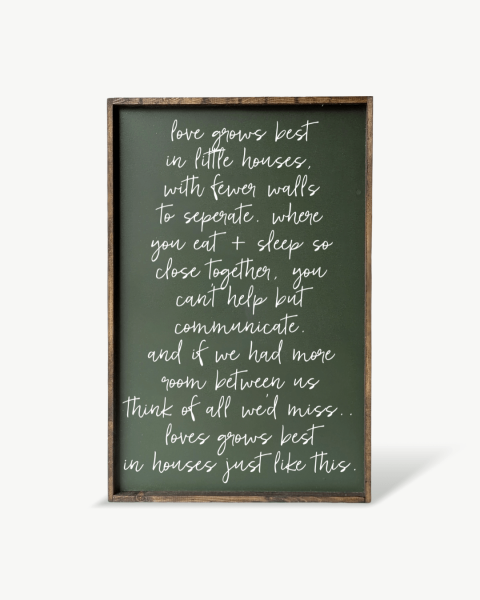 Holzschild „Love Grows Best in Little Houses“ – Wandkunst mit Familienzitat