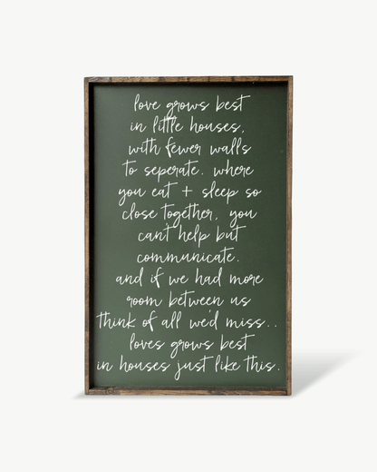 Holzschild „Love Grows Best in Little Houses“ – Wandkunst mit Familienzitat