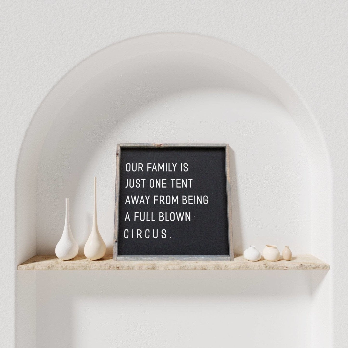 Unsere Familie ist nur ein Zelt von einem ausgewachsenen Zirkus entfernt – Holzschild