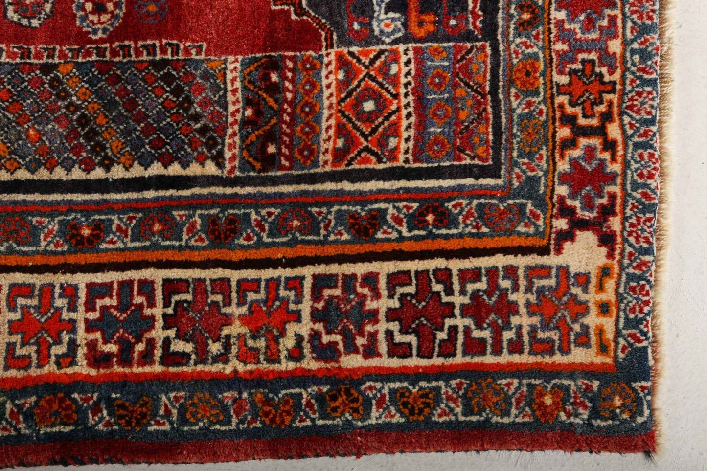 Persian Shiraz Rug | 5' 8" x 6' 10"