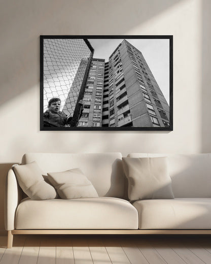 Wandbild Der Junge hinter dem Zaun