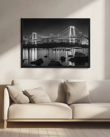 Wandbild Wunderschöne Regenbogenbrücke mit Tokio-Skyline am Abend - monochrom